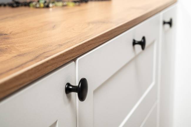 Большой комод две дверки четыре ящика с вешалкой с полкой и два шкаф-пенала Остин цвет белый шагрень/дуб крафт золотой